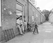 881315 Gezicht in de Brouwerstraat (Zeven Steegjes) te Utrecht, met enkele bewoners.